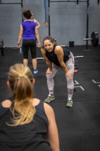 Frau beim Krafttraining zur Reduzierung von Bauchfett – eine effektive Methode zur Fettverbrennung.